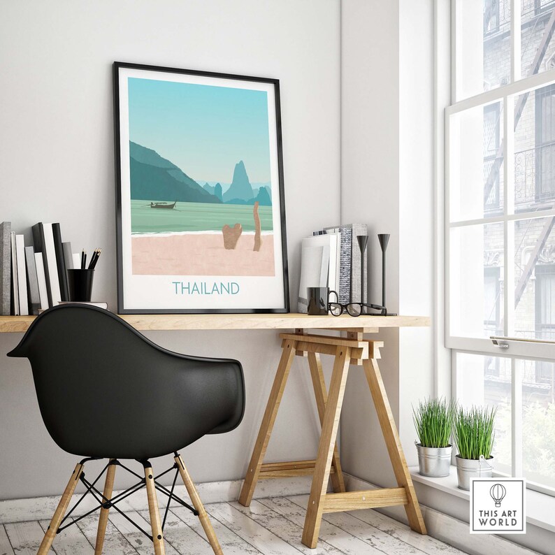 Puede incluir: Una impresi&oacute;n enmarcada en negro con una ilustraci&oacute;n colorida de una escena de playa en Tailandia. La impresi&oacute;n presenta un barco de cola larga, monta&ntilde;as y una playa con arena rosa.