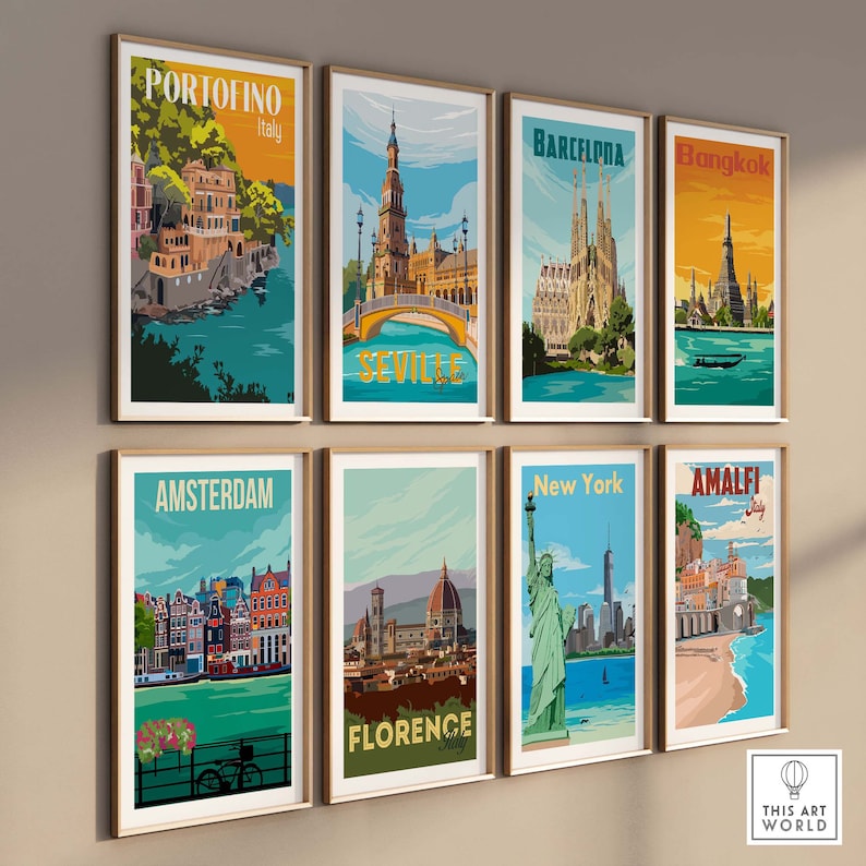 Op de afbeelding: Een collage van acht vintage reisposters met iconische bezienswaardigheden van over de hele wereld. De posters zijn ingelijst in hout en hebben een retro-esthetiek. De getoonde steden zijn Portofino, Sevilla, Barcelona, Bangkok, Amsterdam, Florence, New York en Amalfi.