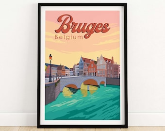Op de afbeelding: Een retro-stijl reisposter met een kleurrijke illustratie van Brugge, België. De poster toont een brug over een kanaal met gebouwen langs de waterkant. De tekst "Brugge, België" is geschreven in een vet, gestileerd lettertype.