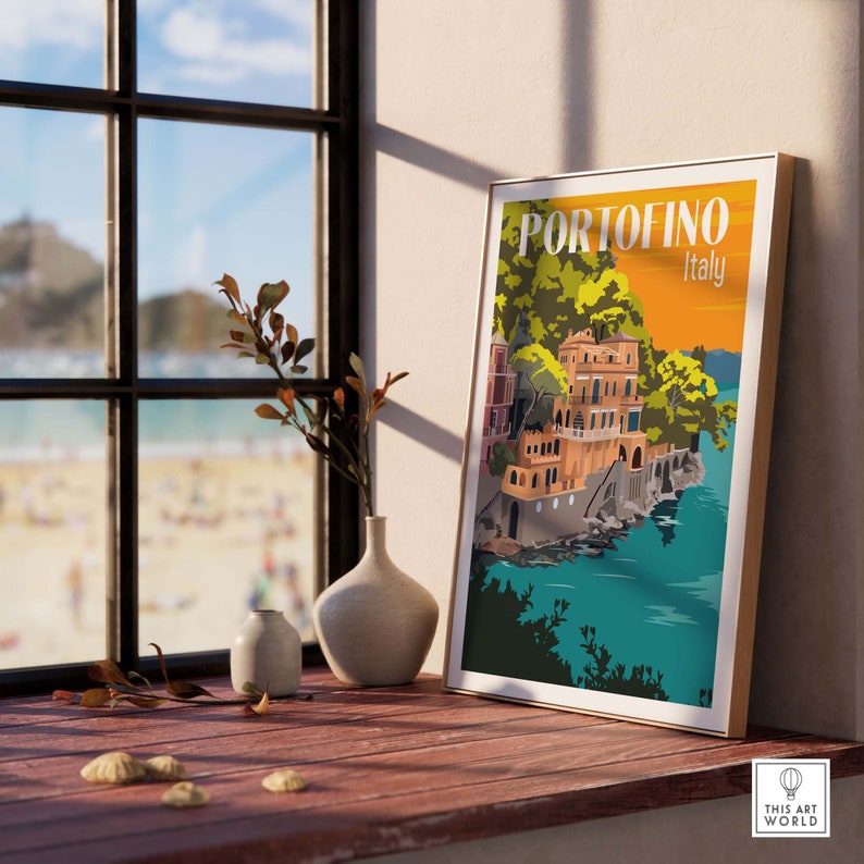 Op de afbeelding: Een vintage-stijl reisposter met een kleurrijke illustratie van de stad Portofino, Itali&euml;. De poster toont een kustplaats met gebouwen, bomen en een blauwe zee. De tekst "Portofino Itali&euml;" is in wit op een gele achtergrond gedrukt.