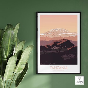 Puede incluir: Un p&oacute;ster minimalista con una ilustraci&oacute;n rosa y morada del Monte Kilimanjaro en Tanzania. El texto "TANZANIA" y "MOUNT KILIMANJARO" est&aacute; impreso en rosa en la parte inferior del p&oacute;ster.