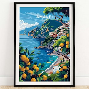 以下が含まれることがあります： イタリアのアマルフィのカラフルなイラストで、町と海岸線を見渡せます。画像には、明るい黄色のレモンと緑の葉を持つレモンの木が前景に描かれています。町は急な崖に建てられており、カラフルな建物と青い海が背景にあります。