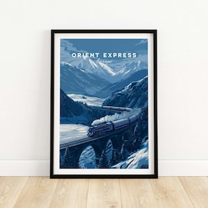 Puede incluir: Impresión artística enmarcada que muestra un tren azul cruzando un puente en un paisaje montañoso nevado. La impresión dice "Orient Express Europe" en texto blanco. El tren es azul con humo blanco, las montañas son azules.
