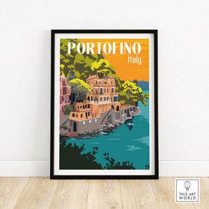 Op de afbeelding: Een vintage reisposter met een kleurrijke illustratie van een gebouw op een klif met uitzicht op een turquoise watermassa. De poster heeft de tekst "PORTOFINO Itali&euml;" in witte letters op een gele en oranje achtergrond.