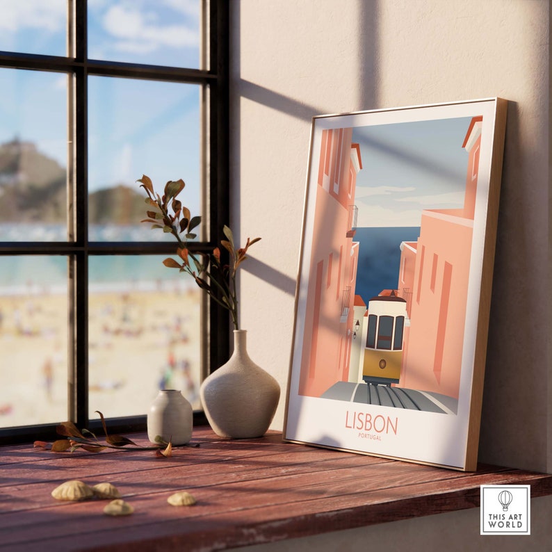 Pode incluir: Uma ilustra&ccedil;&atilde;o colorida de um el&eacute;trico subindo uma colina em Lisboa, Portugal. O el&eacute;trico &eacute; amarelo e os edif&iacute;cios s&atilde;o cor-de-rosa. O texto "LISBOA, PORTUGAL" est&aacute; na parte inferior da imagem.