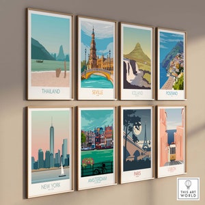 Puede incluir: Un collage de ocho carteles de viaje que representan monumentos y paisajes ic&oacute;nicos de todo el mundo. Los carteles est&aacute;n enmarcados en madera y dispuestos en dos filas de cuatro. La fila superior presenta Tailandia, Sevilla, Islandia y Positano. La fila inferior presenta Nueva York, Amsterdam, Par&iacute;s y Lisboa.