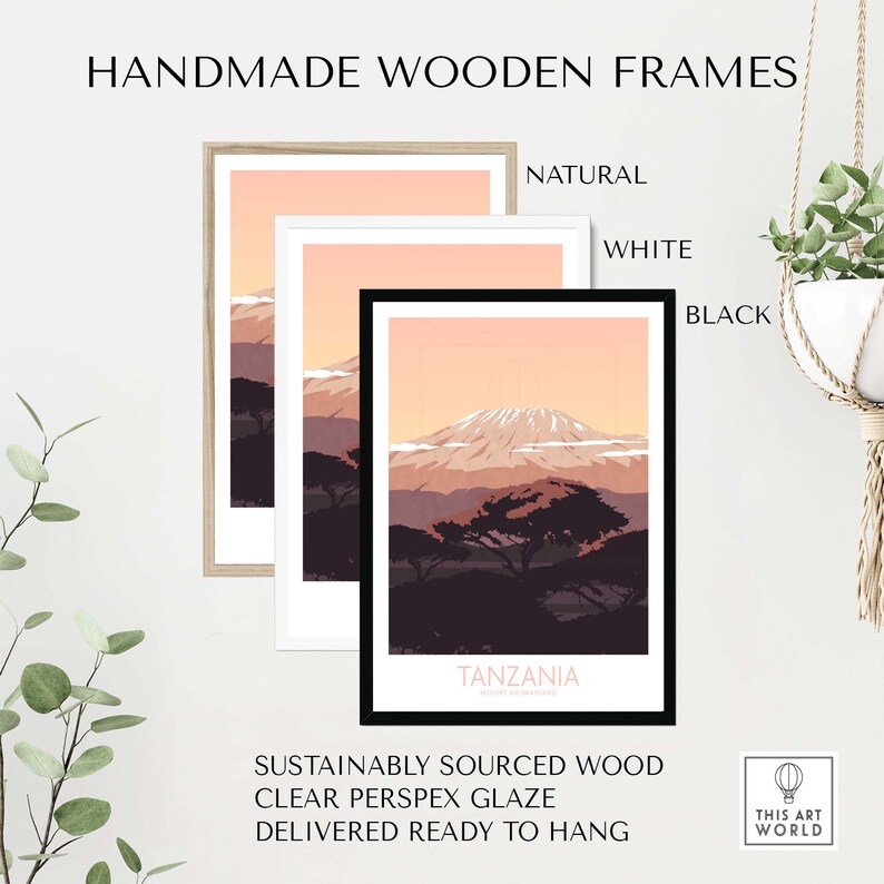 Puede incluir: Una impresi&oacute;n enmarcada de un paisaje de monta&ntilde;a con un cielo rosa y un &aacute;rbol verde oscuro en primer plano. El marco est&aacute; disponible en madera natural, blanco o negro.