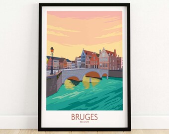 Op de afbeelding: Een kleurrijke illustratie van een brug over een kanaal in Brugge, België. De gebouwen op de achtergrond zijn een mix van rood, oranje en geel. De lucht is zacht roze en geel. De tekst "BRUGGE BELGIË" staat onderaan de afbeelding.