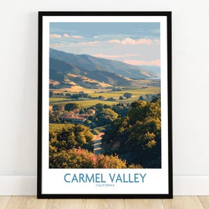 Puede incluir: Impresión artística enmarcada de Carmel Valley, California. El paisaje presenta colinas, viñedos y un valle con cielo azul y nubes. La impresión está en un marco negro y tiene el texto "Carmel Valley California" en la parte inferior.