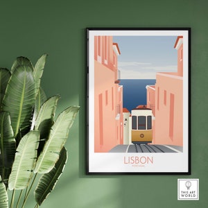 Pode incluir: Uma ilustra&ccedil;&atilde;o colorida de um el&eacute;trico subindo uma rua estreita em Lisboa, Portugal. Os edif&iacute;cios s&atilde;o cor-de-rosa e o c&eacute;u &eacute; azul. O texto "LISBOA PORTUGAL" est&aacute; na parte inferior da imagem.