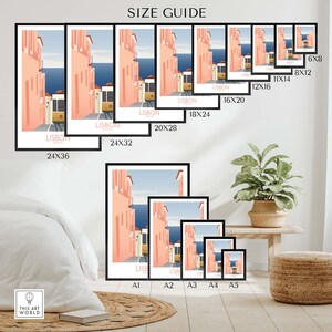Pode incluir: Um guia de tamanhos para impress&otilde;es de arte com uma ilustra&ccedil;&atilde;o com tema de Lisboa, Portugal, de um el&eacute;trico num edif&iacute;cio rosa com um c&eacute;u azul e o oceano de fundo. O guia mostra os diferentes tamanhos dispon&iacute;veis, que v&atilde;o desde 6x8 polegadas at&eacute; 24x36 polegadas.