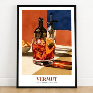 Può includere: Una stampa d'arte incorniciata raffigurante un bicchiere di vermut ambrato con ghiaccio, una fetta d'arancia e un'oliva. Dietro ci sono una bottiglia scura e un sifone. Il testo in basso riporta VERMUT HIELO NARANJA ACEITUNA in rosso e blu.