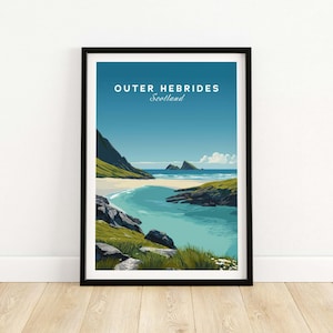 Puede incluir: Una impresión artística enmarcada que presenta un paisaje costero de las Hébridas Exteriores en Escocia. La obra de arte representa una bahía turquesa, una playa de arena, colinas verdes y cielo azul. El texto en la parte superior dice "Outer Hebrides Scotland". La impresión está en un marco negro.