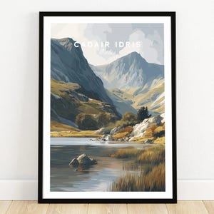Peut inclure: Une affiche encadrée représentant un paysage de Cadair Idris au Pays de Galles. L'œuvre d'art montre un lac paisible entouré de montagnes, avec du texte en haut. La palette de couleurs comprend des nuances de bleu, vert, jaune et marron.