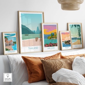 Puede incluir: Cinco ilustraciones enmarcadas de diferentes lugares del mundo. Las ilustraciones est&aacute;n en un estilo de dibujos animados colorido. Los lugares son la Costa Amalfitana, Tailandia, el lago Como, San Juan y Maui.