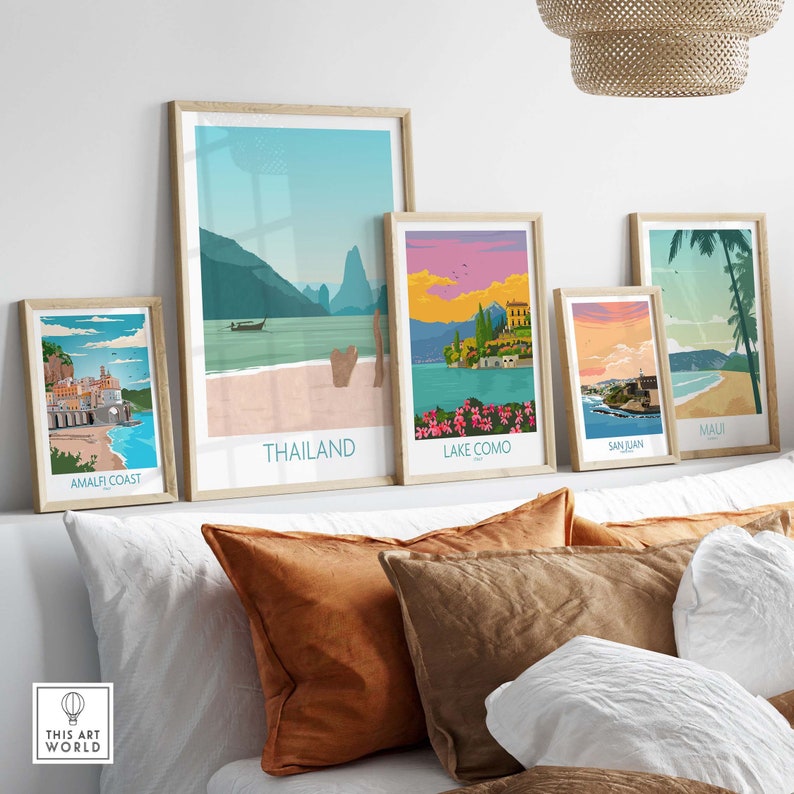 Puede incluir: Cinco ilustraciones enmarcadas de diferentes lugares del mundo. Las ilustraciones est&aacute;n en un estilo de dibujos animados colorido. Los lugares son la Costa Amalfitana, Tailandia, el lago Como, San Juan y Maui.