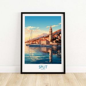 Puede incluir: Una ilustración colorida de la ciudad de Split, Croacia, con un alto campanario y barcos en el agua. El texto "SPLIT CROATIA" está en la parte inferior de la imagen.