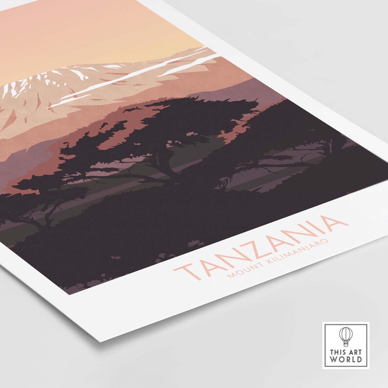 Puede incluir: Un p&oacute;ster con una puesta de sol rosa y naranja sobre una cordillera con una silueta de &aacute;rboles en primer plano. El texto "TANZANIA MOUNT KILIMANJARO" est&aacute; en la esquina inferior derecha.