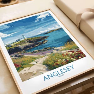 Puede incluir: Impresión enmarcada de Anglesey, Gales, que representa un paisaje costero con un faro en un promontorio rocoso. La obra de arte muestra un mar azul vibrante, un cielo brillante con nubes y coloridas flores silvestres. La impresión está en un marco de madera.