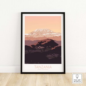 Puede incluir: Un p&oacute;ster minimalista con una ilustraci&oacute;n gr&aacute;fica del Monte Kilimanjaro en Tanzania. La monta&ntilde;a se representa en tonos marrones y rosados con un pico blanco cubierto de nieve. El p&oacute;ster tiene el texto "TANZANIA" y "MONTE KILIMANJARO" en una fuente rosa.