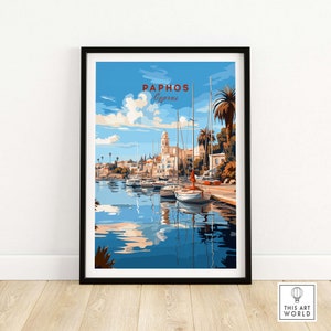 Puede incluir: Una ilustración colorida de una escena de puerto en Paphos, Chipre. La imagen presenta una fila de veleros atracados en un tranquilo puerto azul con un edificio blanco en el fondo. El cielo es azul con nubes blancas y el texto "Paphos Chipre" está en la parte superior de la imagen.