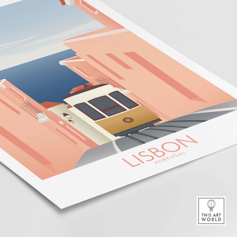 Pode incluir: Uma ilustra&ccedil;&atilde;o de estilo vintage de um el&eacute;trico amarelo e branco subindo uma colina em Lisboa, Portugal. Os edif&iacute;cios de ambos os lados do el&eacute;trico s&atilde;o de cor rosa p&aacute;lido.