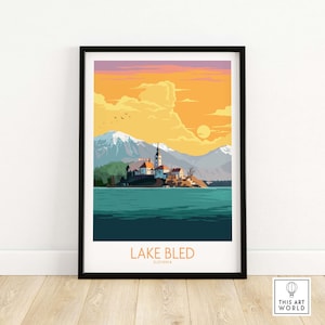 Può includere: Un'illustrazione colorata del lago di Bled in Slovenia. L'immagine presenta una chiesa su un'isola nel lago, circondata da montagne e un cielo al tramonto.