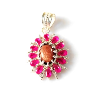 Könnte beinhalten: Ein silberner Anhänger mit einem Sonnenstein in der Mitte, umgeben von rosafarbenen Edelsteinen und silbernen Akzenten.