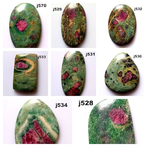 Puede incluir: Nueve cabujones de piedra preciosa verde y rosa de diferentes formas y tamaños. Los cabujones están etiquetados con los números j570, j529, j532, j533, j531, j530, j534 y j528.