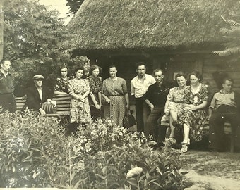 Fotografía vintage original / Casas de madera antiguas / Comunidad rural de la aldea / Jóvenes en los jardines de flores de la aldea / Foto antigua de Europa del Este