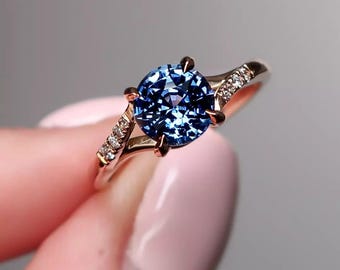 ラウンドカットのブルーサファイアリング、925スターリングシルバー、パヴェCZアクセント、ミニマルな婚約指輪