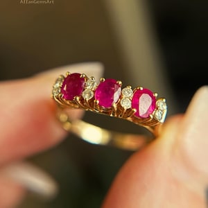 Anello a fascia in stile vintage con 3 pietre di rubino e diamanti, pietra portafortuna di luglio, impilabile per anniversario.
