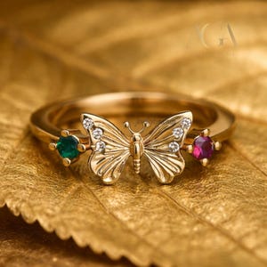 Anillo de mariposa de plata de ley con detalles de esmeralda, rubí y diamantes: anillo de promesa inspirado en la naturaleza.