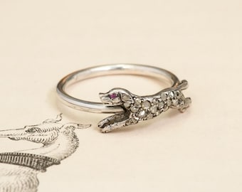 Anillo de plata de ley con diseño de perro galgo, moissanita pavé y ojo de rubí, joyería vintage de reptiles.