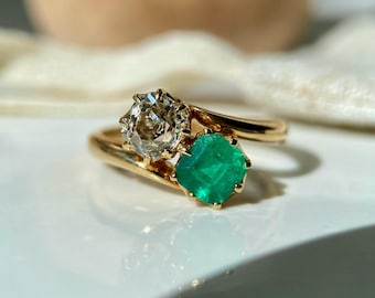 Anillo abierto de oro Toi et Moi con moissanita esmeralda natural y alianza de compromiso de dos piedras.