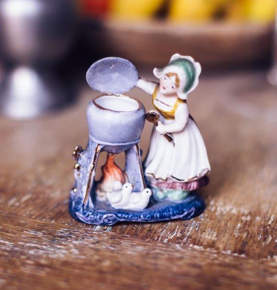 Vintage Bisquit Porzellan Zahnstocherhalter Junges Mädchen Kochen, 1960er-70er Jahre
