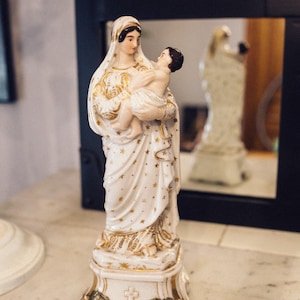 11,4 in Vintage 1950s Madonna and Child Porcelain Statue –  Hand-Painted Virgin Mary with Baby Jesus