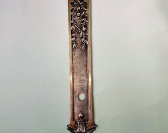 Stor viktoriansk dörrskylt i gjuten mässing – Utsmyckad rosblommig bakplatta