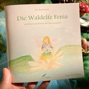 O elfo da floresta Fenia com Fred von Frosch no lago com nenúfares, livro infantil de ioga, relaxamento para crianças, história infantil, exercícios de ioga para crianças