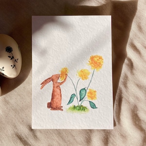 Osterkarte, Grußkarten zu Ostern, Postkarte Osterhase, Hase mit Blume, Häschen riecht an Blume, Kunstdruck, Osterdeko, Tisch Dekoration
