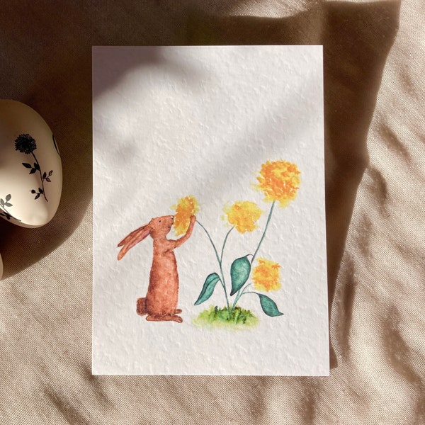 Osterkarte, Grußkarten zu Ostern, Postkarte Osterhase, Hase mit Blume, Häschen riecht an Blume, Kunstdruck, Osterdeko, Tisch Dekoration