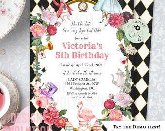 Puede incluir: Invitación a una fiesta de cumpleaños de 5 años con temática de Alicia en el País de las Maravillas con un fondo a cuadros blanco y negro, flores rosas y un flamenco. La invitación incluye el texto "¡No llegues tarde a una cita muy importante!" y "¡El 5º cumpleaños de Victoria!".