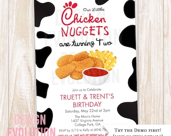 Puede incluir: Una invitación de cumpleaños de vaca en blanco y negro con un logotipo de Chick-fil-A rojo y blanco. La invitación dice "Our Little Chicken Nuggets are turning Two." También incluye una imagen de nuggets de pollo, papas fritas y salsa para mojar. La invitación dice "Join us to Celebrate Truett & Trent's Birthday" e incluye la fecha, la hora, la ubicación y la información de RSVP.