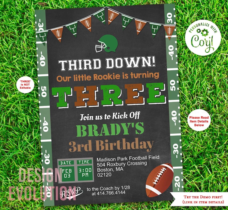 Peut inclure: Invitation d'anniversaire sur le th&egrave;me du football avec un fond tableau noir. Le texte dit "THIRD DOWN! Our little Rookie is turning THREE." Les d&eacute;tails de l'anniversaire de Brady, date, heure et lieu, sont inclus. Un ballon de football est &eacute;galement pr&eacute;sent.