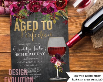 Op de afbeelding: Een uitnodiging in krijtbord-stijl met een gouden inscriptie die "Verouderd tot perfectie" luidt. De uitnodiging is voor een 40e verjaardagsfeest en toont een glas rode wijn met bloemversieringen. De tekst op de uitnodiging bevat de naam van de jarige, de datum en tijd van het feest, en de locatie.