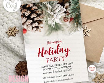 Może przedstawiać: Zaproszenie na świąteczną imprezę z uroczystym motywem. Zaproszenie zawiera czerwony tekst z napisem "Holiday Party" i szczegóły wydarzenia. Tło obejmuje szyszki, zieleń i kopertę z papieru pakowego. Drewniane płatki śniegu zdobią zaproszenie.
