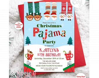 Op de afbeelding: Een blauwe en witte kerst pyjama party uitnodiging met een rode rand. De uitnodiging bevat illustraties van Sinterklaas, een sneeuwpop en rendieren die pyjama's dragen. De tekst luidt "Kom gezellig met ons mee naar een kerst pyjama party om Kaitlyn's 10e verjaardag te vieren" en bevat de datum, tijd, locatie en RSVP-informatie.