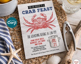 Puede incluir: Una tarjeta de invitación rectangular con fondo de madera, una ilustración de un cangrejo rojo y texto azul que dice CRAB FEAST. La tarjeta incluye detalles para una fiesta el 21 de julio, mencionando hamburguesas, perritos calientes y maíz.