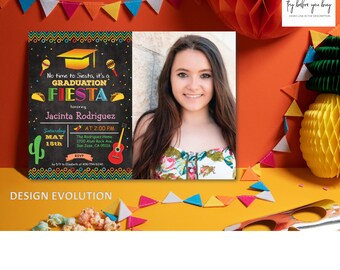 Op de afbeelding: Een uitnodiging voor een afstudeerfeest met een kleurrijk fiesta-thema. De uitnodiging heeft een krijtbordachtergrond met de tekst "No time to Siesta, it's a GRADUATION FIESTA" en een foto van een jonge vrouw. De uitnodiging bevat ook een cactus, een gitaar en een taco.