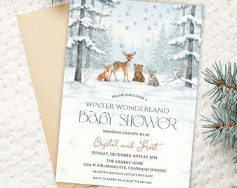 Op de afbeelding: Babyborrel uitnodiging met een winterwonderland thema. De uitnodiging toont een illustratie van bosdieren in een besneeuwd landschap. De tekst "Winter Wonderland Baby Shower" en evenementdetails zijn inbegrepen.